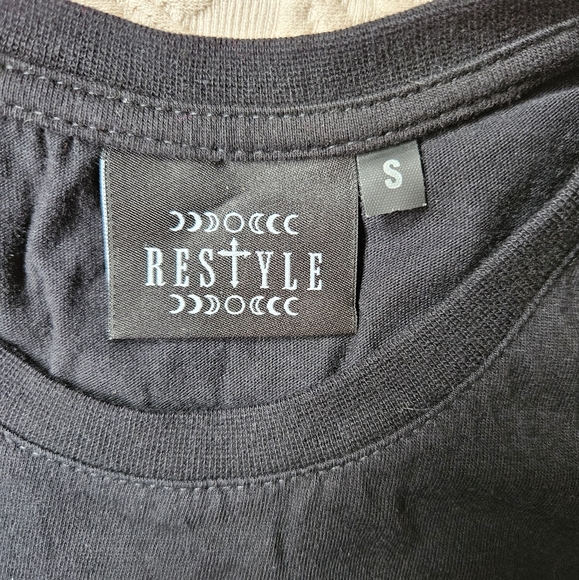 Witch cold shoulder graphic tee - Picture 3 of 3